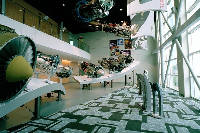 在通用电气航空学习中心的大厅里，入口处环绕着雕塑.
